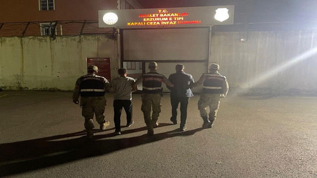 Erzurum'da göçmen kaçakçılarına geçit verilmedi! 4 kaçakçı yakalandı - Resim: 1