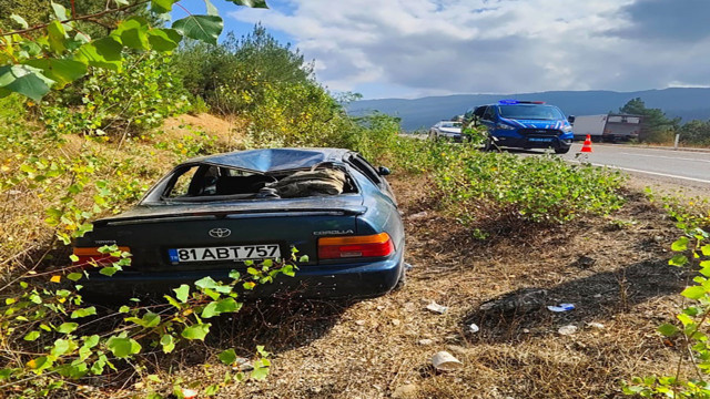 Karabük'te kontrolden çıkan otomobil şarampole uçtu! - Resim: 0