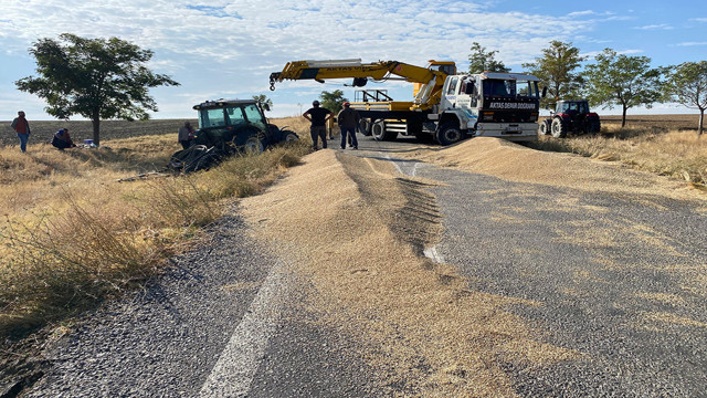 Konya'da kontrolden çıkan traktör devrildi!römorktaki arpa yola saçıldı - Resim: 1