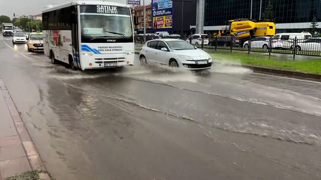 Yozgat'ta  sağanak yağış yolları göle çevirdi! Şehri su bastı - Resim: 0