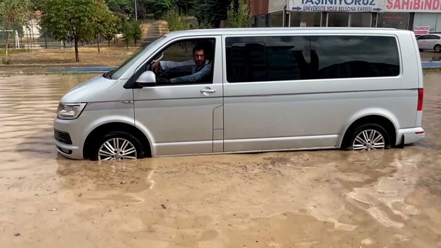 Yozgat'ta  sağanak yağış yolları göle çevirdi! Şehri su bastı - Resim: 1