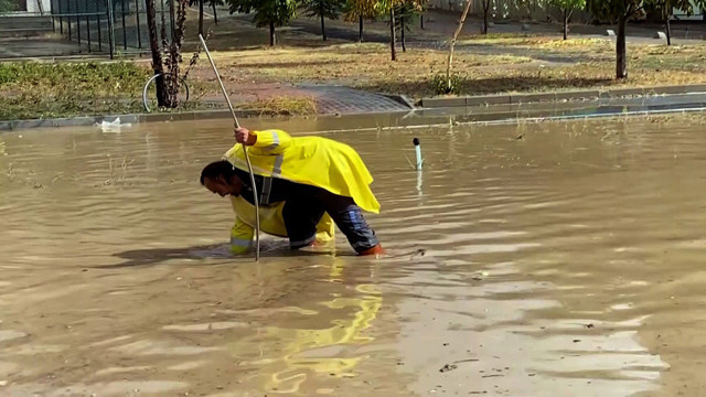 Yozgat'ta  sağanak yağış yolları göle çevirdi! Şehri su bastı - Resim: 2