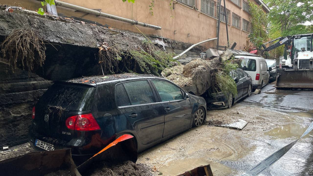 İstanbul'da istinat duvarı araçların üzerine çöktü - Resim: 1