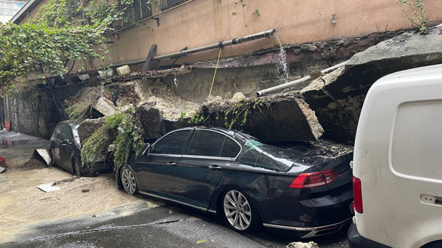İstanbul'da istinat duvarı araçların üzerine çöktü - Resim: 0