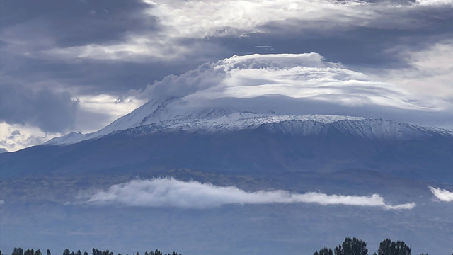 Ekim ayı ile birlikte kar sürprizi! Sağanak yağış kara dönüştü - Resim: 0