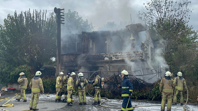 İstanbul'da oto lastikçide yangın! İş yeri kullanılamaz hale geldi - Resim: 0