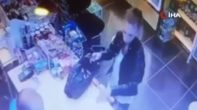 Önce yardım etti sonra hırsızlık yaptı! Kredi kartıyla alışveriş yapınca yakalandı - Resim: 0