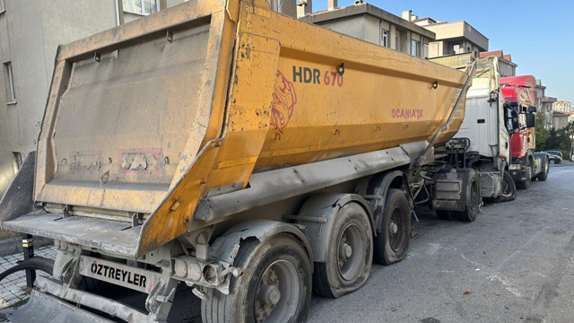 14 aracı ezdi bekçi ve polisin durumu ağır! Hafriyat kamyonuyla dehşet saçan magandanın ilk ifadesi ortaya çıktı - Resim: 0
