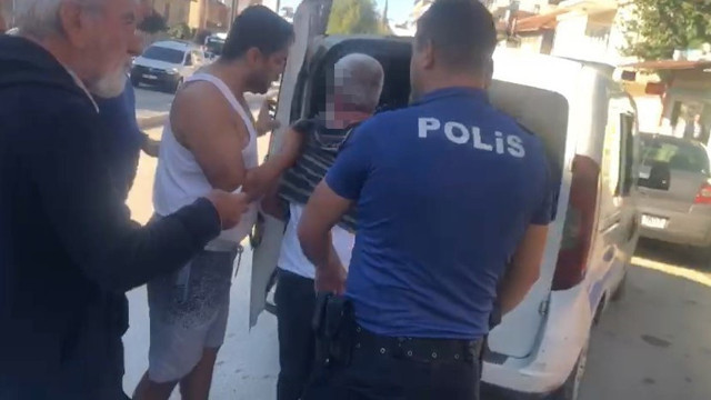 Genç kızın yardım çığlıklarını duyup tacizciyi yaka paça polise teslim ettiler - Resim: 0