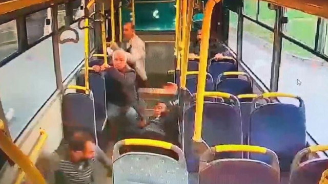 Kocaeli'de halk otobüsüyle çarpışan işçi servisi devrildi: Yaralılar var - Resim: 0