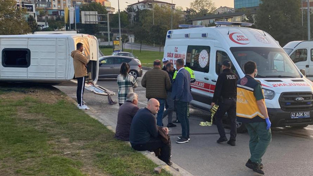 Kocaeli'de halk otobüsüyle çarpışan işçi servisi devrildi: Yaralılar var - Resim: 1