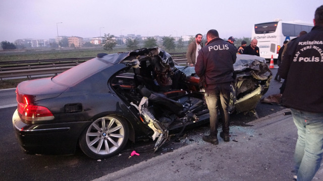 TEM'de tıra çarpan otomobil kağıt gibi ezildi: 1 ölü - Resim: 0