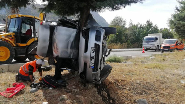 Burdur'da otomobil ağaca saplandı: Baba oğul hayatını kaybetti - Resim: 0