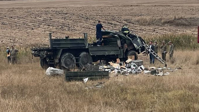 Edirne'de askeri araç yoldan çıkarak devrildi! - Resim: 0