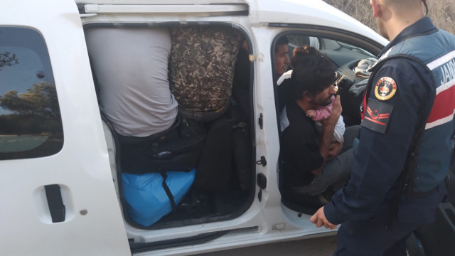 Pes dedirten görüntü: 7 kişilik araçtan 16 kaçak göçmen çıktı - Resim: 0