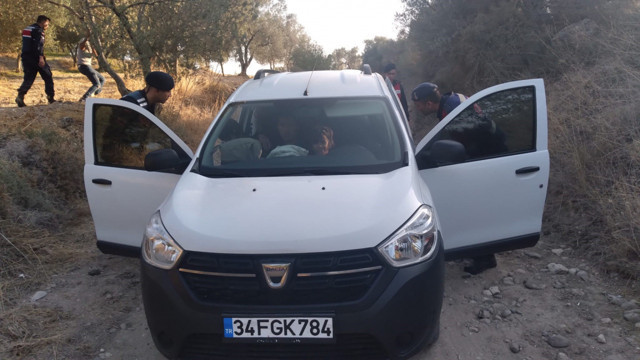 Pes dedirten görüntü: 7 kişilik araçtan 16 kaçak göçmen çıktı - Resim: 1