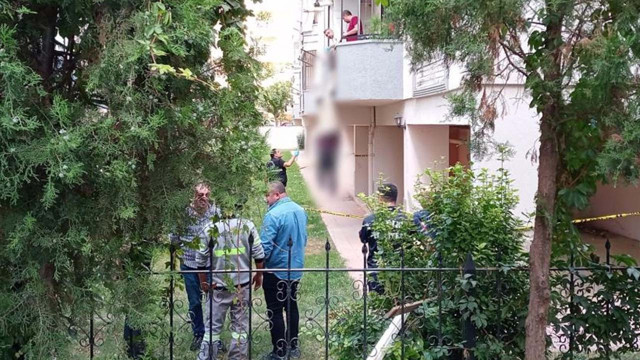 Yaşlı adamı balkonda asılı halde gören komşular şok oldu - Resim: 0