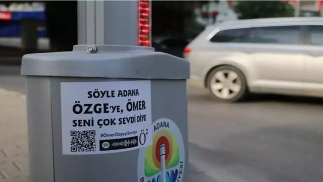 Sevgilisine kendini affettirmek için şehrin her noktasına bu ilanı yapıştırdı - Resim: 0