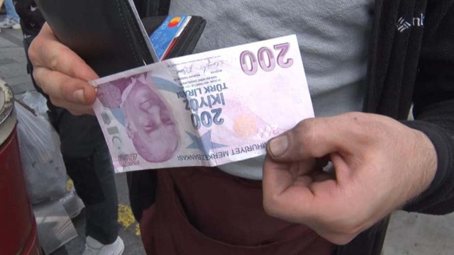 "Robin Hood'um" diyerek Taksim'de önüne gelene para dağıttı, akıl hastanesine yatırıldı - Resim: 0