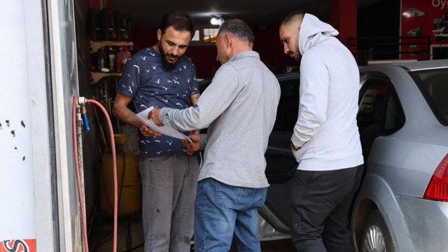 Niğdeli baba Adana'ya geldi elinde ilanla sokak sokak kayıp kızını ve arkadaşını arıyor - Resim: 4