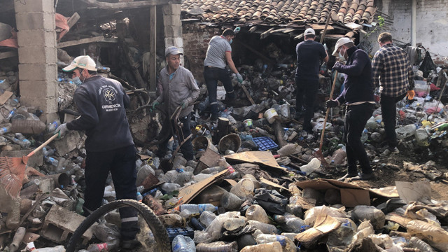 Aydın'da bir evden 16 kamyon çöp çıktı - Resim: 0