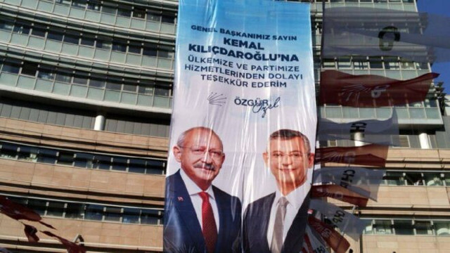 Özgür Özel koltuğu devralıyor! Kemal Kılıçdaroğlu pankartla karşılandı, personelle vedalaştı - Resim: 0