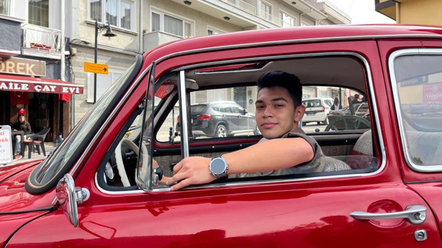 Hurda halde bulduğu aracı yollara döndürdü, şimdi teklifleri reddediyor - Resim: 2