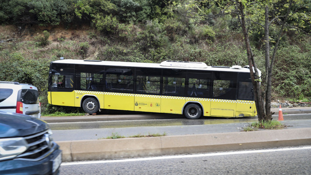 Ümraniye'de virajı alamayan özel halk otobüsü kaldırıma çıktı - Resim: 1