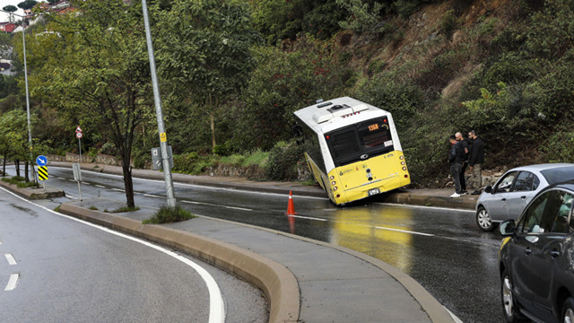 Ümraniye'de virajı alamayan özel halk otobüsü kaldırıma çıktı - Resim: 0