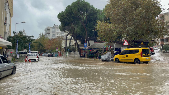 Aydın'da sağanak yaşamı olumsuz etkiledi: Ev ve iş yerlerini su bastı - Resim: 0