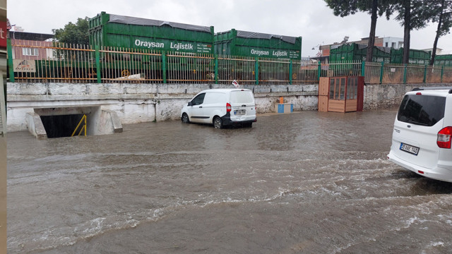 Aydın'da sağanak yaşamı olumsuz etkiledi: Ev ve iş yerlerini su bastı - Resim: 2