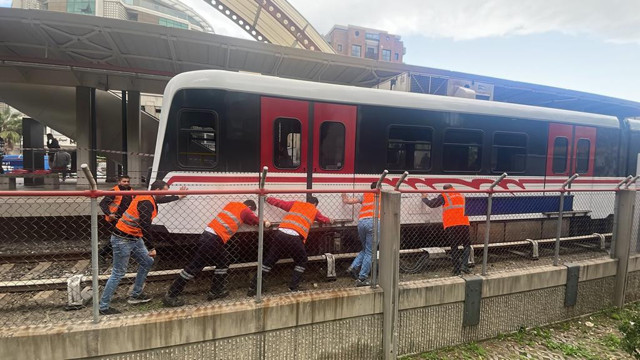 İzmir'de seyir halindeki metro raydan çıktı, duvara çarptı! - Resim: 0