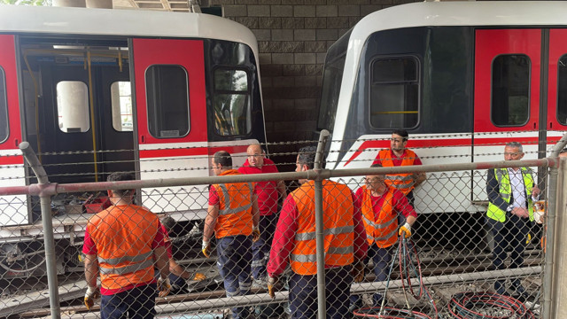 İzmir'de seyir halindeki metro raydan çıktı, duvara çarptı! - Resim: 2