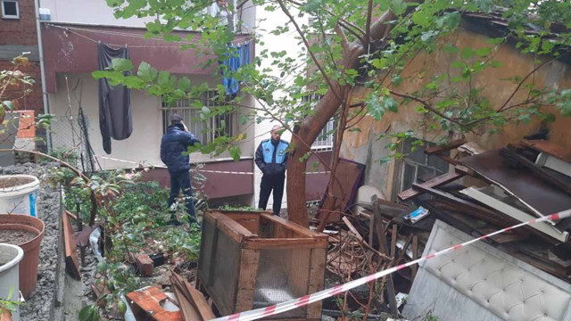 Kağıthane'de kuvvetli sağanak nedeniyle istinat duvarı çöktü - Resim: 0