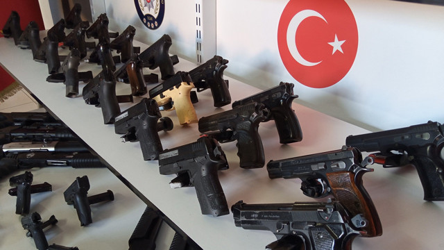 Adana'da çamaşır makinesine gizlenmiş hafif makineli tüfek ele geçirildi - Resim: 1