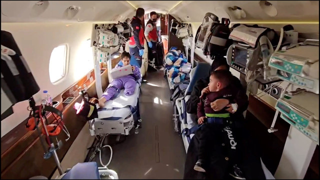 Türkiye, ilk defa Gazze'den yaralı getirdi! Gazzeli çocukları Ankara'da Sağlık Bakanı Koca karşıladı - Resim: 3