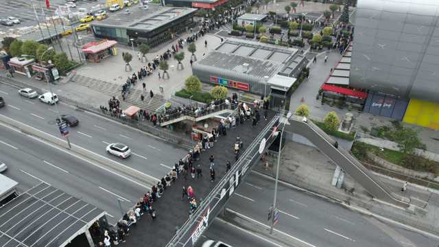"Efsane Kasım" indirimi için AVM önünde metrelerce kuyruk oluşturdular - Resim: 1
