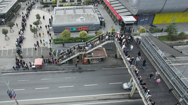 "Efsane Kasım" indirimi için AVM önünde metrelerce kuyruk oluşturdular - Resim: 2