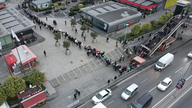 "Efsane Kasım" indirimi için AVM önünde metrelerce kuyruk oluşturdular - Resim: 0