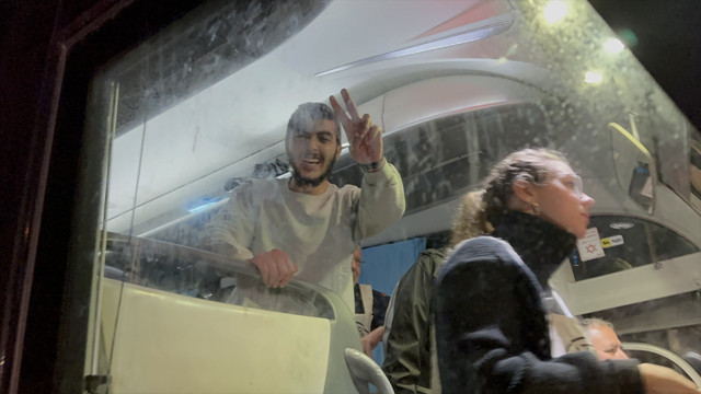 İsrail hapishanelerindeki 33 Filistinli çocuk ve kadın esir serbest bırakıldı! Ardından evleri basıldı - Resim: 1