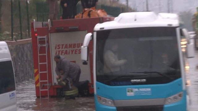 38 kişi göle dönen yolda mahsur kaldı, itfaiye erinin yaptığı 'helal olsun' dedirtti - Resim: 0