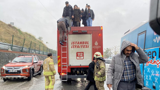 38 kişi göle dönen yolda mahsur kaldı, itfaiye erinin yaptığı 'helal olsun' dedirtti - Resim: 1