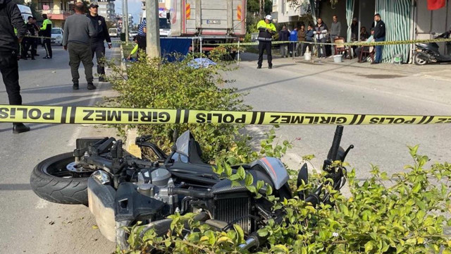 Antalya'da motosikletli gencin korkunç sonu! Karşı yönden gelen kamyonun altında kaldı: Kaza anı kamerada - Resim: 0