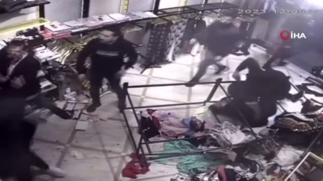 Fatih'te öldüresiye dayak kamerada: Aralarına aldıkları şahısları sopalarla dövdüler - Resim: 0