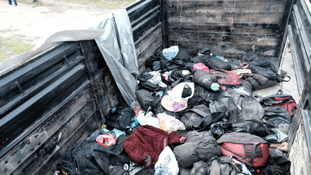 Polisin durdurduğu kamyonetten düzensiz göçmen fışkırdı! Sürücü kaçtı - Resim: 2