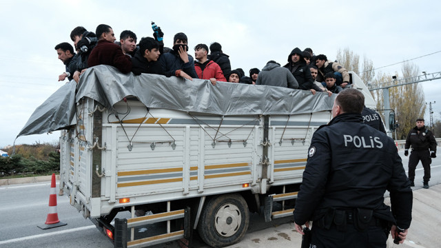 Polisin durdurduğu kamyonetten düzensiz göçmen fışkırdı! Sürücü kaçtı - Resim: 0
