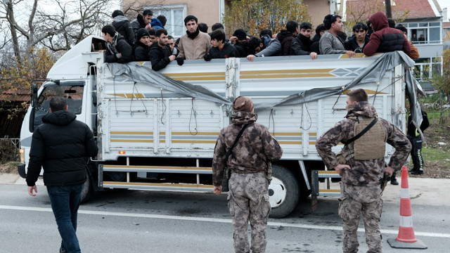 Polisin durdurduğu kamyonetten düzensiz göçmen fışkırdı! Sürücü kaçtı - Resim: 1