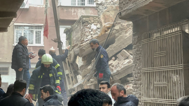 Diyarbakır'da 5 katlı metruk bina çöktü! Çökme anı kamerada - Resim: 2