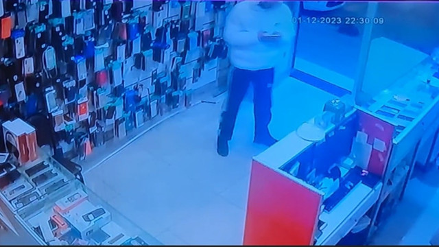 Sultangazi'de esnafın dalgınlığından faydalanıp telefonu çaldı - Resim: 0