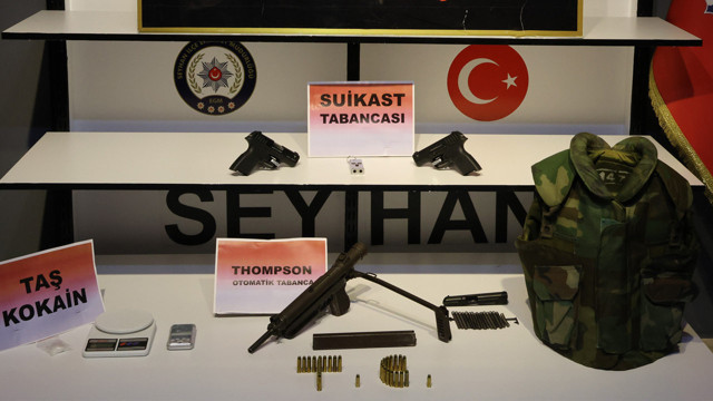 Adana'da anahtarlık şeklinde suikast tabancası ele geçirildi - Resim: 0